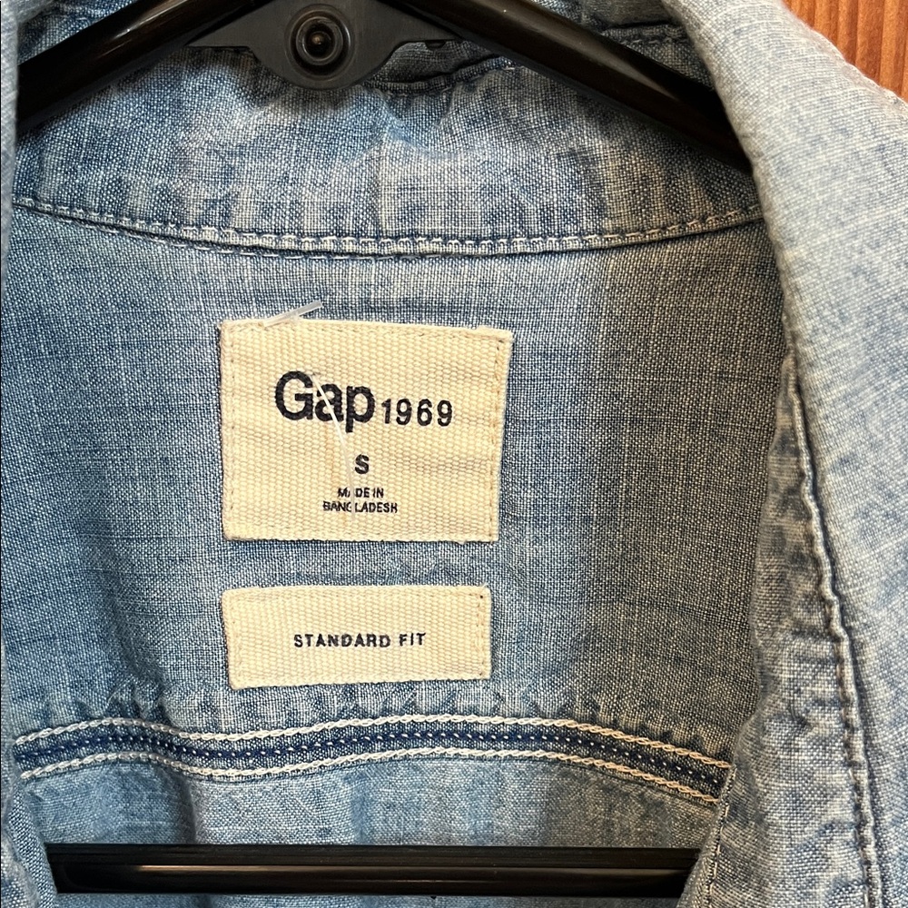 GAP Light Blue Short Sleeve Denim Button-Up Shirt - Picture 2 of 3